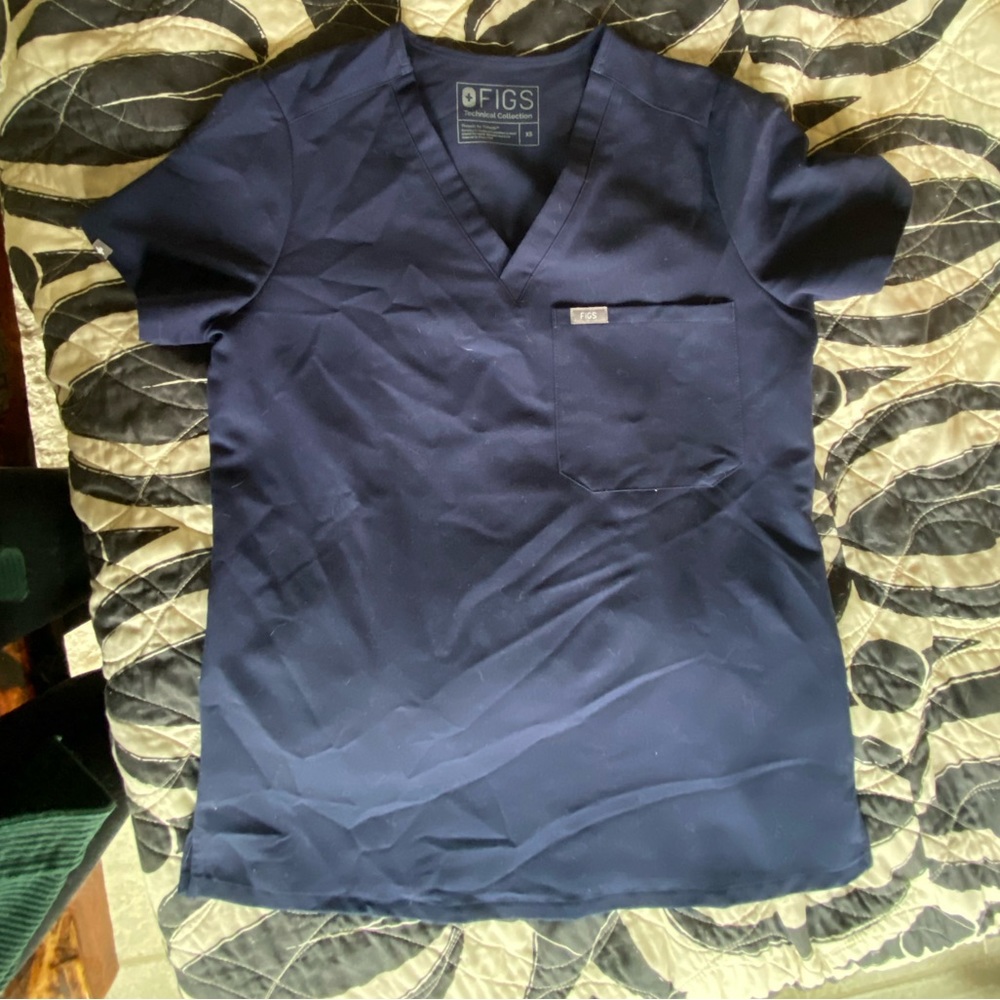 Navy Figs scrub top and jogger bottoms